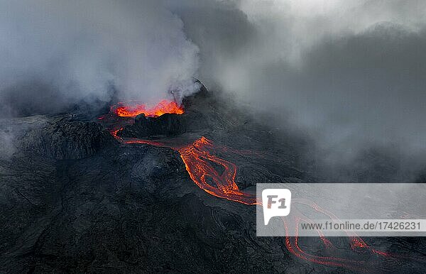 Luftaufnahme  Ausbrechender Vulkan mit Lavafontänen und Lavafeld  Krater mit heraustretender Lava und Lavafluss  Fagradalsfjall  Reykjanes Halbinsel  Island  Europa