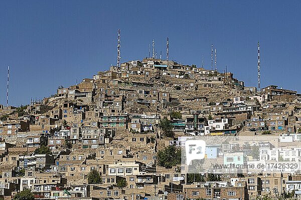Häuser auf den Hügeln um den Sakhi Shah-e Mardan Schrein oder Ziyarat-e Sakhi  Kabul  Afghanistan  Asien