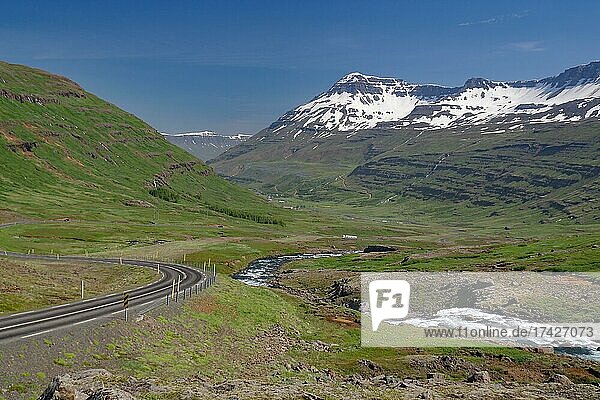 Passstraße  Stromschnellen und hohe Berge  Seydisfjördur  Island  Europa