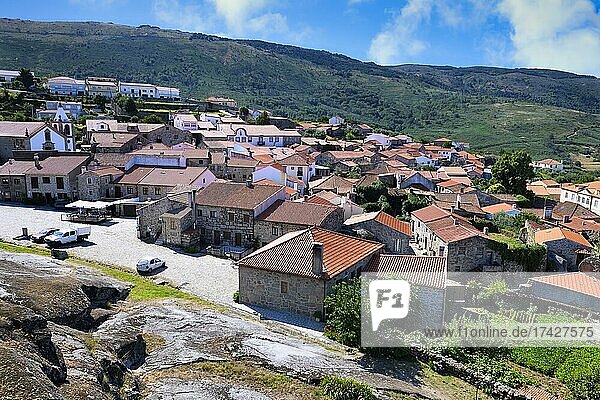 Blick auf Linhares de Beira  Historisches Dorf in der Serra da Estrela  Bezirk Castelo Branco  Beira  Portugal  Europa