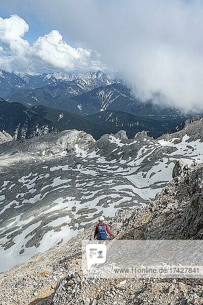 Wanderin am Klettersteig zur Patenkirchner Dreitorspitze  Wettersteingebirge  Garmisch-Partenkirchen  Bayern  Deutschland  Europa