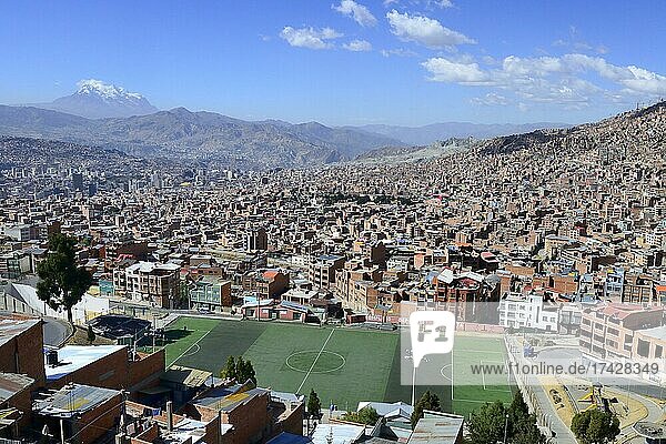Fußballfeld im Häusermeer der Hauptstadt  hinten Cerro Illimani der Cordillera Real  La Paz  Bolivien  Südamerika