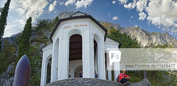 Kapelle und Aussichtspunkt Santa Babara mit Wanderin  Riva del Garda  Gardasee Nord  Trento  Trentino-Alto Adige  Italien  Europa