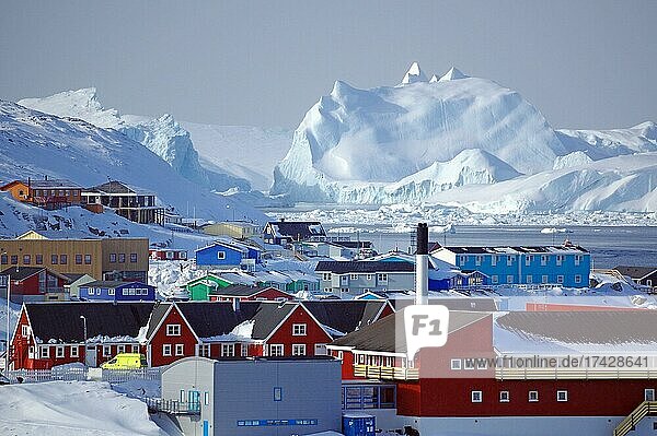 Häuser in winterlicher Landschaft  Eisberge  Ilulissat  Diskobucht  Grönland  Dänemark  Nordamerika