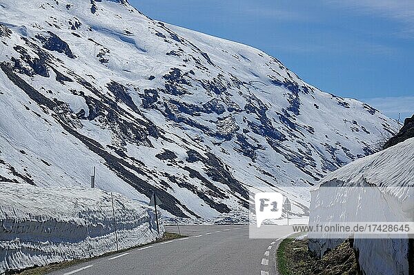 Schneewände entlang einer Straße  spätwinterliche Berglandschaft  Gaularfjellet  Vestlandet  Norwegen  Europa