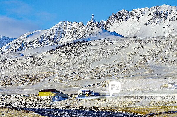 Fluss und Farm vor schneebedeckten Bergen  wilde Bergsandlandschaft  Öxnadalsheiði  Akureyri  Nordisland  Skandinavien  Island  Europa