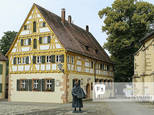 Alte Lateinschule und Statue von Martin Luther  Fachwerkhaus  Altstadt  Weißenburg in Bayern  Altmühltal  Franken  Bayern  Deutschland  Europa