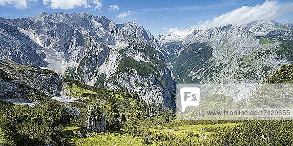 Reintal  Hinten Zugspitze mit Gletscher Zugspitzplatt  Wanderweg zur Meilerhütte  Wettersteingebirge  Garmisch-Partenkirchen  Bayern  Deutschland  Europa