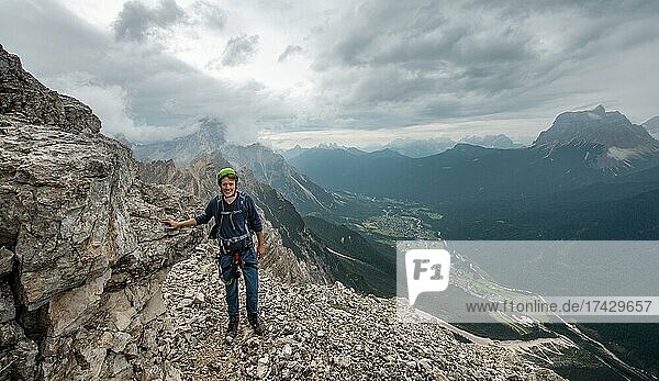 Junger Mann  Wanderer am Klettersteig Via Ferrata Francesco Berti  Sorapiss Umrundung  Blick ins Tal von San Vito di Cadore  Dolomiten  Belluno  Italien  Europa
