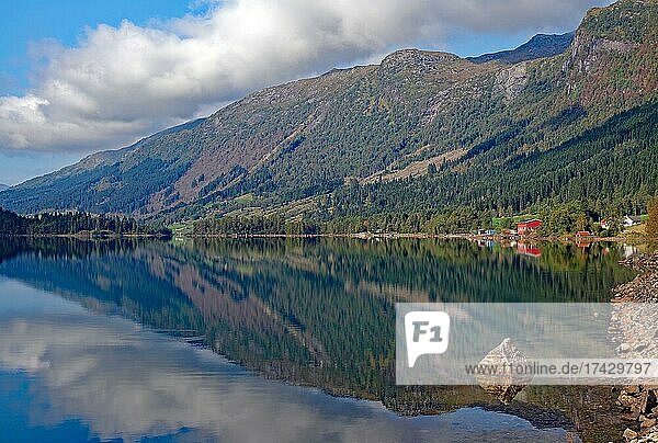 Wald und Häuser spiegeln sich in einem See  Idyll  Gaulartal  Skandinavien  norwegen