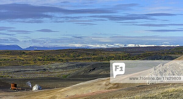 Geothermische Anlage und schneebedeckte Berge im Westen  Myvatn  Norðurland eystra  Island  Europa