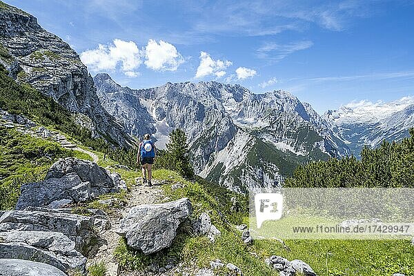 Wanderin auf dem Wanderweg zur Meilerhütte  Wettersteingebirge  Garmisch-Partenkirchen  Bayern  Deutschland  Europa