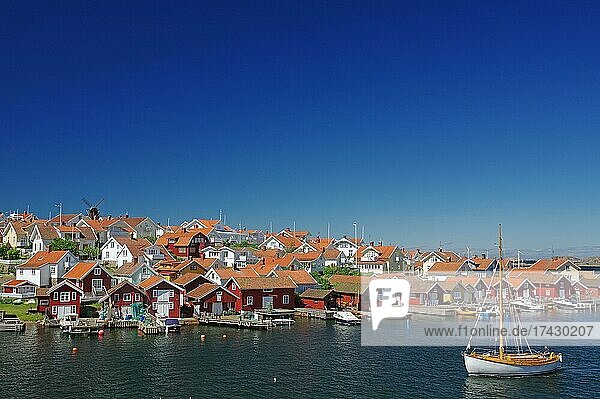 Boot und Häuser  kleiner Hafen und Stege  Fiskäckskil  Bohuslän  Westscheden  Schweden  Europa