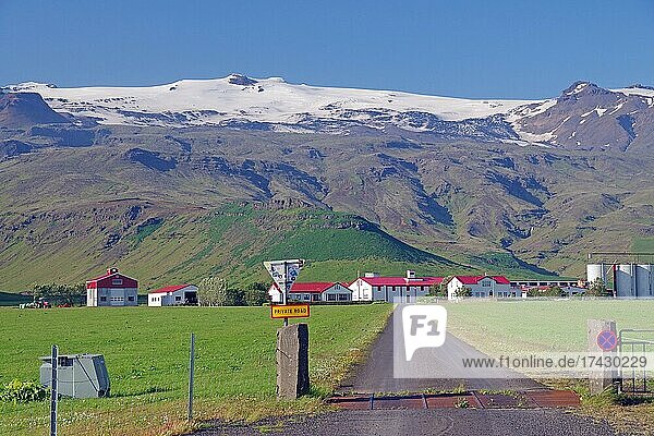 Bauernhof vor hohen Bergen  Gletscher  Eyjafjallajökull  Südisland  Island  Europa