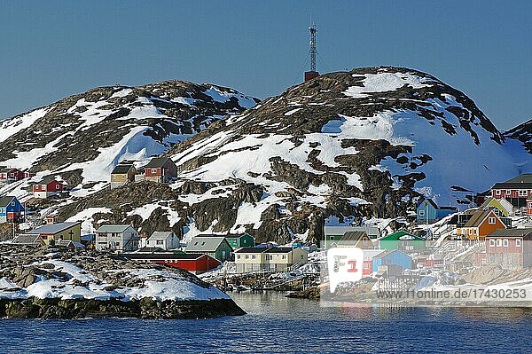 Verstreut liegen Häuser in karger Landschaft  kleiner Hafen  Kaangamuit  Westgrönland  Grönland  Dänemark  Nordamerika