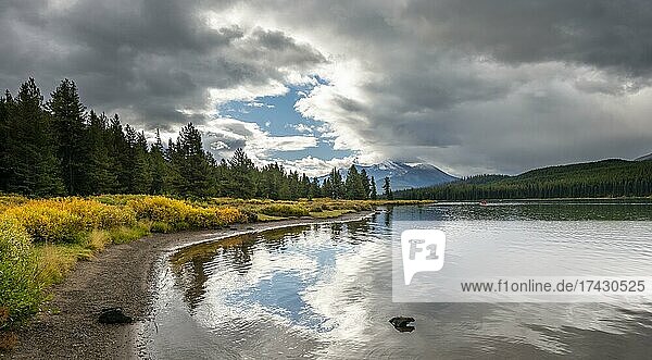 Lake shore of Maligne Lake with autumn vegetation  cloudy sky  Jasper National Park  Rocky Mountains  Alberta  Canada  North America