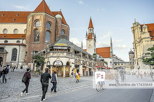 Peterskirche und Altes Rathaus  Innenstadt am Viktualienmarkt  Fußgängerzone  München  Bayern  Deutschland  Europa