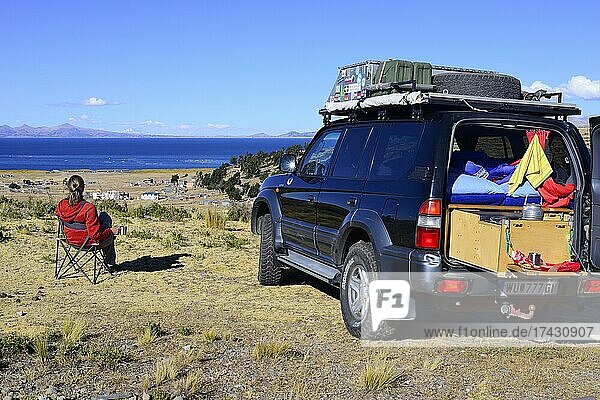 Frau neben einem als Camper ausgebauten Geländewagen bei der Kaffeepause  Titicacasee  Provinz Puno  Peru  Südamerika