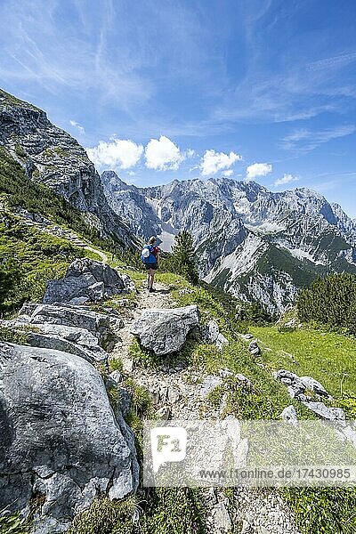 Wanderin auf dem Wanderweg zur Meilerhütte  Wettersteingebirge  Garmisch-Partenkirchen  Bayern  Deutschland  Europa