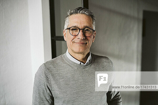 Porträt eines lächelnden männlichen Unternehmers mit Brille