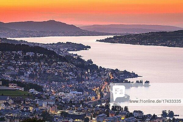 Blick bei Sonnenuntergang von Feusisberg über den Zürichsee nach Zürich  mit Richterswil  Wädenswil und Meilen und dem Uetliberg im Hintergrund  Kanton Zürich  Schweiz  Europa