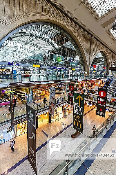 Bahnhof Hauptbahnhof Hbf Deutsche Bahn DB Halle mit Geschäfte Läden in Leipzig  Deutschland  Europa