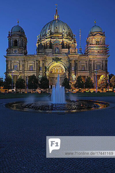 Germany  Berlin  Lustgarten fountain splashing in front of Berlin Cathedral at night