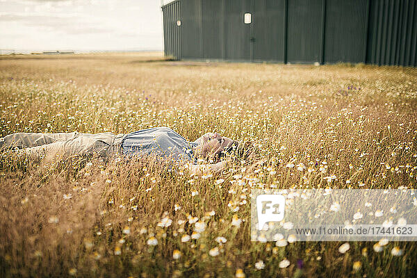 Frau entspannt sich inmitten von Pflanzen auf dem Feld