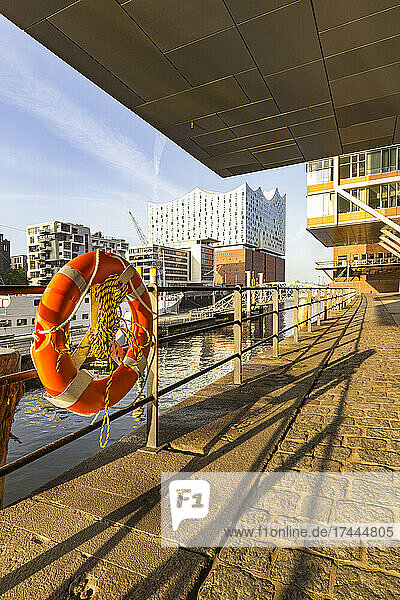 Deutschland  Hamburg  Rettungsring hängt am Kanalgeländer am Sandtorkai mit der Elbphilharmonie im Hintergrund