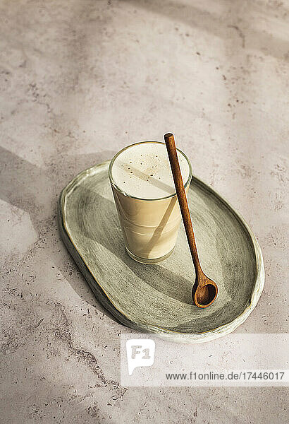 Kaffee Latte mit Pflanzenmilch