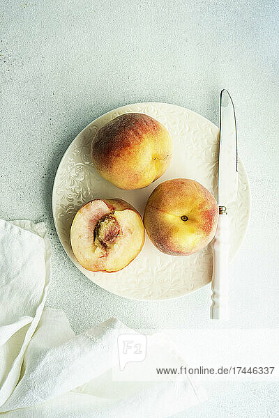 Reife Pfirsiche auf einem Teller