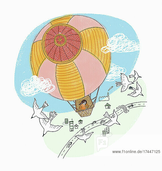 Blick von oben auf eine Frau im Heißluftballon