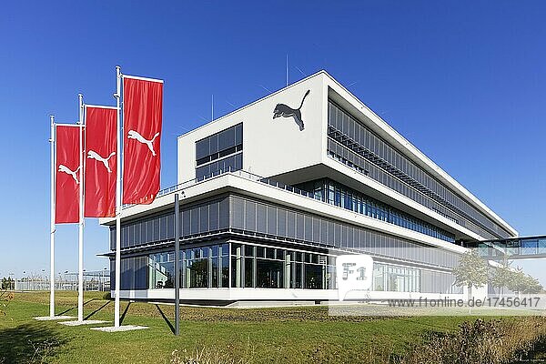 Moderne  Architektur  Bürogebäude der Puma AG  Flagge mit Firmenloge  Markenzeichen  Brandmark  Herzogenaurach  Mittelfranken  Franken  Bayern  Deutschland  Europa
