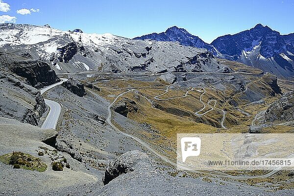 Blick vom La Cumbre Pass auf den oberen Teil der Todesstraße  Camino de la Muerte  Departement La Paz  Bolivien  Südamerika