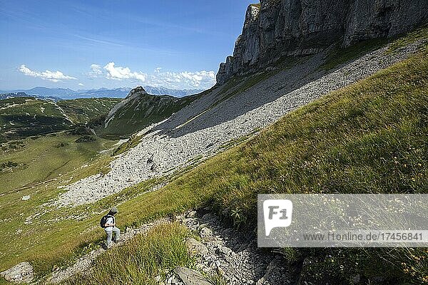 Wanderin auf dem Wanderweg unterhalb der Oberen Gottesackerwände  hinten Torkopf  bei Riezlern  Kleinwalsertal  Allgäu  Vorarlberg  Österreich  Europa