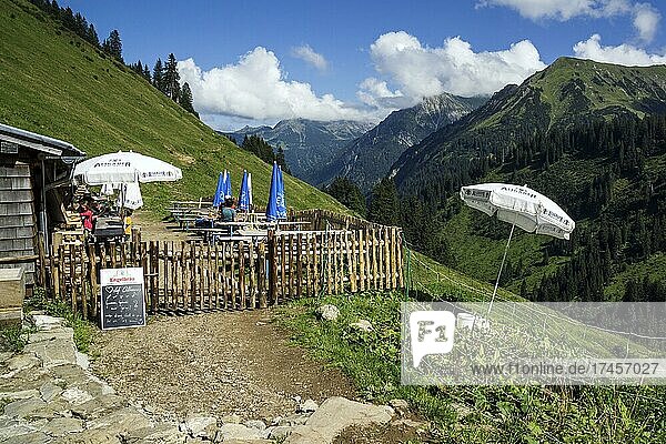Bewirtschaftete Berghütte Mittlere Spital Alpe  Baad  Kleinwalsertal  Allgäuer Alpen  Vorarlberg  Österreich  Europa