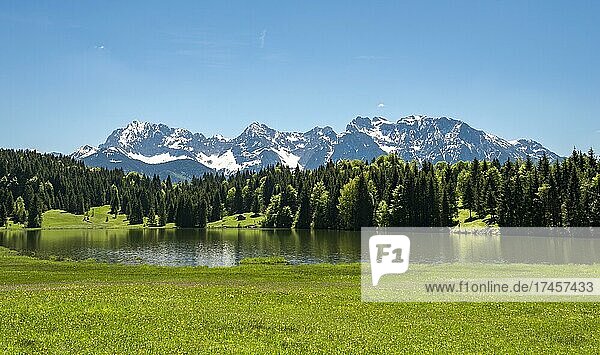 Geroldsee  Blick auf Karwendelgebirge im Frühling  Gerold  Bayern  Deutschland  Europa
