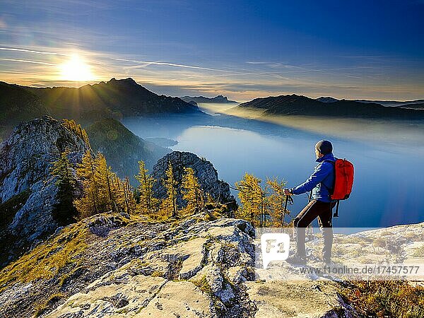Mountaineers on the large Schoberstein in the evening light with a view of Attersee and Mondsee  in the background Schafberg and Drachenwand  Salzkammergut  Upper Austria  Austria  Europe