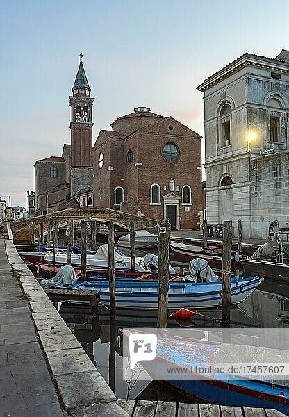 Kirche des Apostels Jakobus - San Giacomo Apostolo  und Canal Vena  Chioggia  Venedig  Italien  Europa