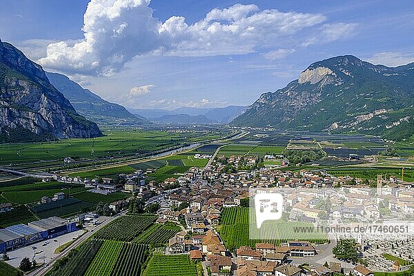 Aussicht über das Etschtal mit Salurn  von der Haderburg  Burgruine  Salurn  Unteretsch  Südtirol  Trentino-Südtirol  Italien  Europa