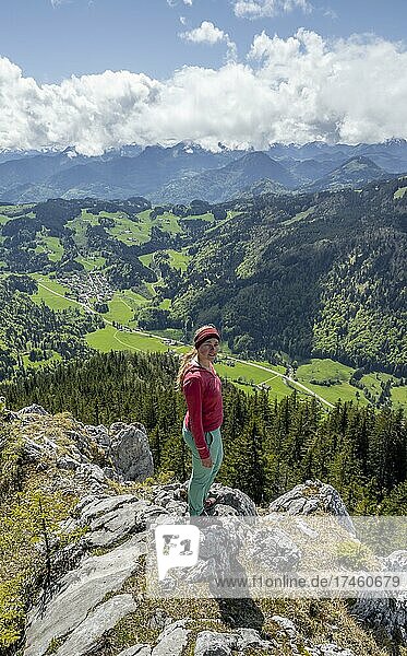 Wanderin blickt über das Chiemgautal  Gipfel des Mühlhörndl  Bayrische Voralpen  Chiemgautal  Aschau im Chiemgau  Chiemgauer Alpen  Bayern  Deutschland  Europa