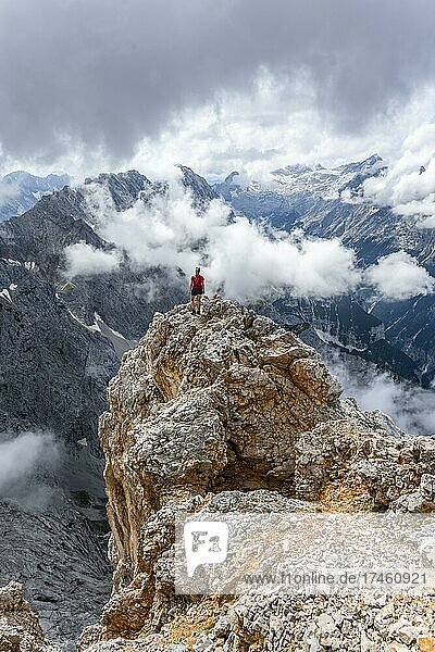 Wanderin auf einem Felsen  Wettersteingrad  Patenkirchner Dreitorspitze  Wettersteingebirge  Garmisch-Partenkirchen  Bayern  Deutschland  Europa