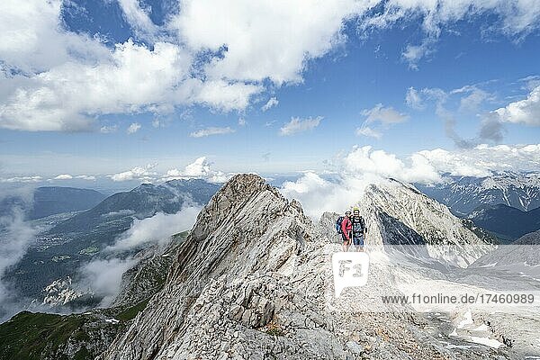 Junges Paar steht zusammen am Gipfel nach einer Wanderung  Wettersteingrad  Patenkirchner Dreitorspitze  Wettersteingebirge  Garmisch-Partenkirchen  Bayern  Deutschland  Europa