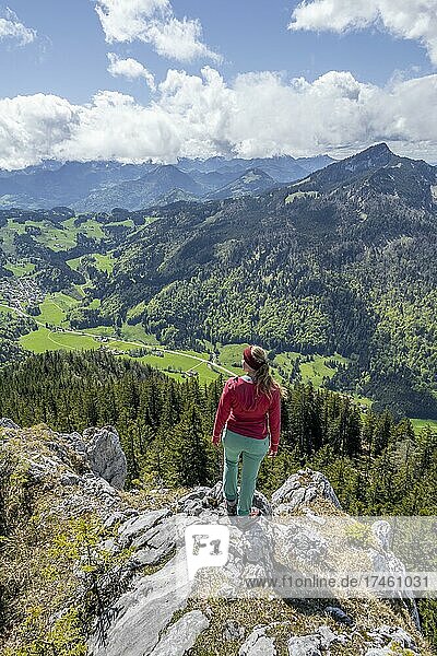 Wanderin blickt über das Chiemgautal  Gipfel des Mühlhörndl  Bayrische Voralpen  Chiemgautal  Aschau im Chiemgau  Chiemgauer Alpen  Bayern  Deutschland  Europa