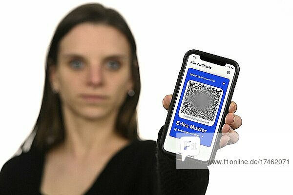 Symbolfoto Impfprivilegien  Frau zeigt App CovPass auf Smartphone mit digitalem europäischen Impfzertifikat inklusive QR-Code  Corona-Krise  Stuttgart  Baden-Württemberg  Deutschland  Europa