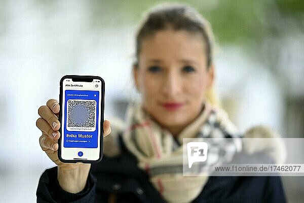 Symbolfoto Impfprivilegien  Frau zeigt App CovPass auf Smartphone mit digitalem europäischen Impfzertifikat inklusive QR-Code  Corona-Krise  Stuttgart  Baden-Württemberg  Deutschland  Europa