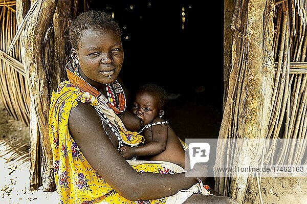 Frau vom Stamm der Toposa stillt ihr Baby  Eastern Equatoria  Südsudan  Afrika