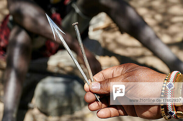 lokale Handwerker vom Volksstamm der Datoga schmieden Pfeile  Lake Eyasi  Tansania  Afrika |locals from Datoga tribe forge arrows   Lake Eyasi  Tanzania  Africa|