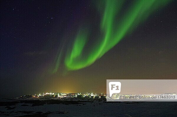 Nordlichter (aurora borealis) über den Lichtern einer Stadt  Winter  Hauptstadt  Nuuk  Nordamerika  Arktis  Grönland  Dänemark  Nordamerika