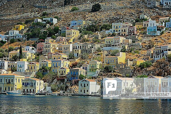 Blick auf den Hang von Symi  Insel Symi  Griechenland  Europa